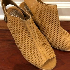 Vince Camuto Peep Toe